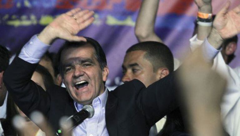 Óscar Zuluaga comemora sua vitória no primeiro turno.
