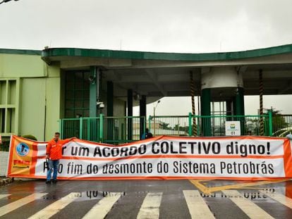 Grevistas na refinaria da Petrobras de Cubatão.