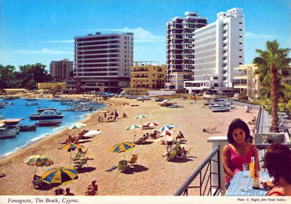 Zona de Famagusta, em Varosha, antes da guerra, segundo um cartão postal dos anos sessenta.