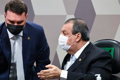 O senador Flávio Bolsonaro (Patriota-RJ), à esquerda, e o presidente da CPI da Pandemia, Omar Aziz (PSD-AM), em uma sessão da comissão do Senado em 12 de agosto.