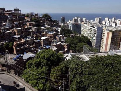 Favela ao lado de edifícios modernos no Rio de Janeiro.