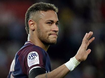 Atacante Neymar seguirá no PSG após fechamento de janela de transferência.