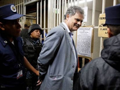 Juan Alberto Fuentes, presidente da Oxfam Internacional, chega a um tribunal da Guatemala, nesta terça-feira.