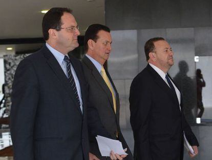 Os ministros Barbosa, Kassab e Edinho, ap&oacute;s reuni&atilde;o no Planalto.