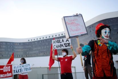 Opositores de Bolsonaro em protesto em frente ao TSE, nesta terça-feira.