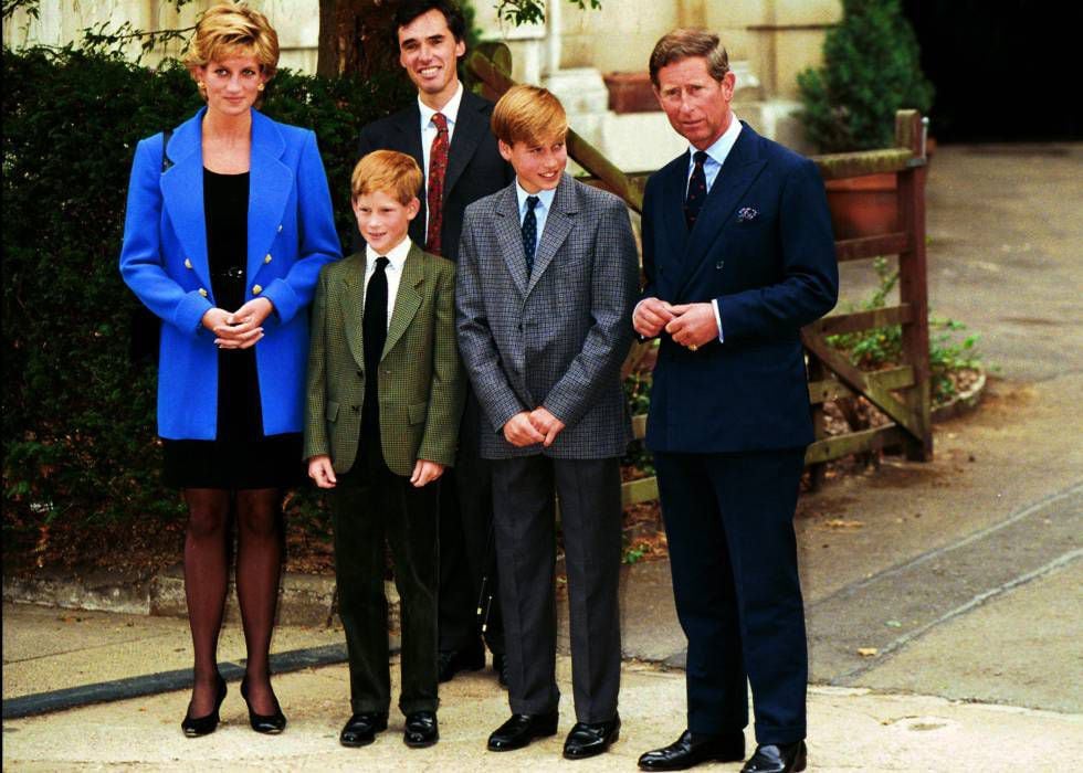 Os príncipes de Gales, Diana e Charles da Inglaterra, com seus dois filhos, Harry e William, durante um ato público na década de 1990
