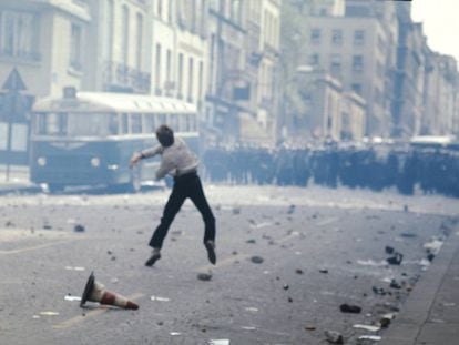Confrontos entre estudantes e policiais em maio de 68 em Paris