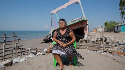 Alejandrina Calderón, moradora de Cedeño, perdeu cinco propriedades para o mar.