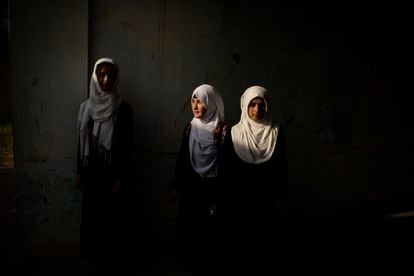 Três alunas da escola Marshal Dostum, em maio deste ano, em Sheberghan, no norte do país, uma das primeiras capitais a cair em agosto.