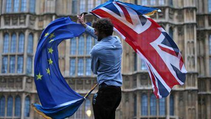 Um homem com bandeiras britânicas e da UE em Londres.