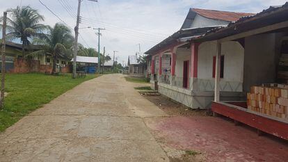 Rua esvaziada da aldeia Vila Betânia, onde vivem aproximadamente 5.000 indígenas da etnia Ticuna.