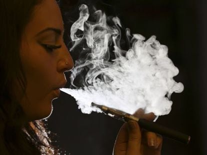 Uma mulher fuma um cigarro eletrônico