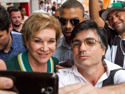 Marta Suplicy tira selfie com eleitor durante campanha na Liberdade, na quarta-feira, dia 14. 