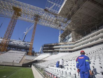 Operários trabalham na construção da Arena Corinthians.