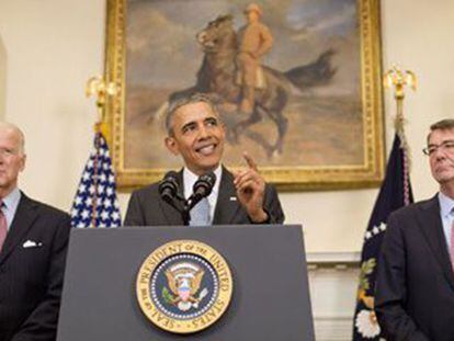 Obama, flanqueado por Biden e Carter, comparece na Casa Branca. / AP
