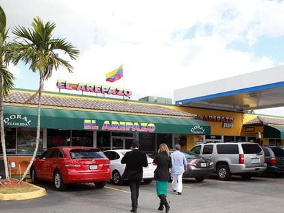 Fachada do restaurante El Arepazo, em Miami, lugar de reunião da comunidade venezuelana.