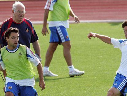 Aragonés, Xavi e Xabi Alonso, em 2005.