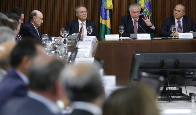 Temer, ladeado por Renan e Padilha, em reunião com governadores.
