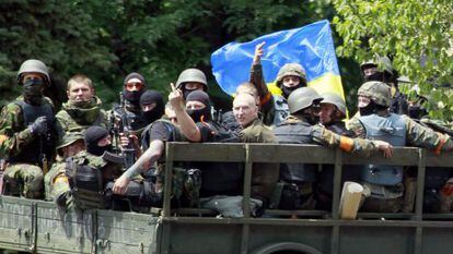 Tropas ucranianas perto da zona de combates de Mariupol nesta sexta-feira.