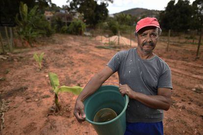 O rejeito de minério invadiu a propriedade onde Francisco Angelo Pinto plantava sua horta em Barra Longa. Segundo ele, agora nada mais cresce no local.