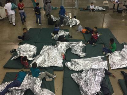 Crianças imigrantes em um centro de detenção em McAllen em junho deste ano