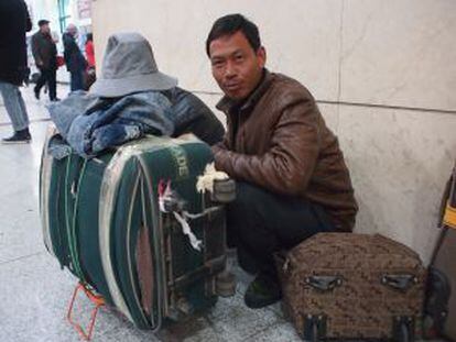 Han Husan, trabalhador itinerante de 38 anos, viajará durante seis a oito horas de trem para se reunir com a família.
