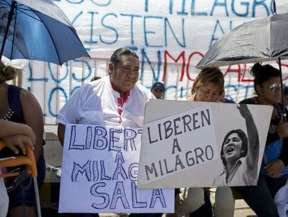 Manifestantes protestam por Milagro Sala.
