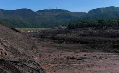 A lama após um mês da ruptura da barragem do Córrego do Feijão, em Brumadinho.