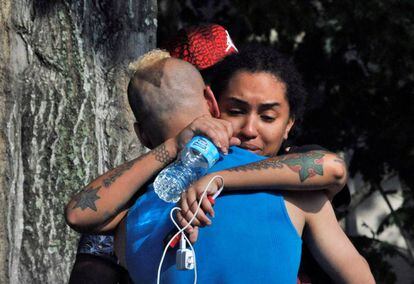 Amigos das vítimas recebem as notícias do atentado em Orlando.