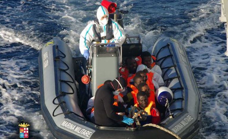 Alguns dos 1.026 imigrantes resgatados em 24 de dezembro pela Itália.