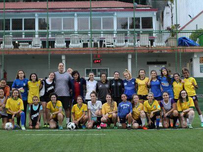 As equipes de futebol feminino do clube Gurilândia, no Rio.
