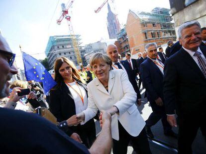 A chanceler Angela Merkel e o presidente alemão Joachim Gauck, durante a celebração em Frankfurt do 25º aniversário da reunificação alemã.