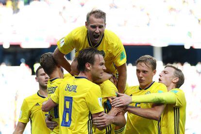 Andreas Granqvist comemora o gol da Suécia.
