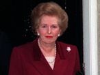 Margaret Thatcher abandona el número 10 de Downing Street, Londres, junto a su marido el 28 de noviembre de 1990.