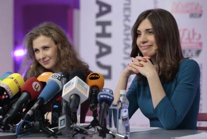 As duas Pussy Riot após serem libertadas, em Moscou.
