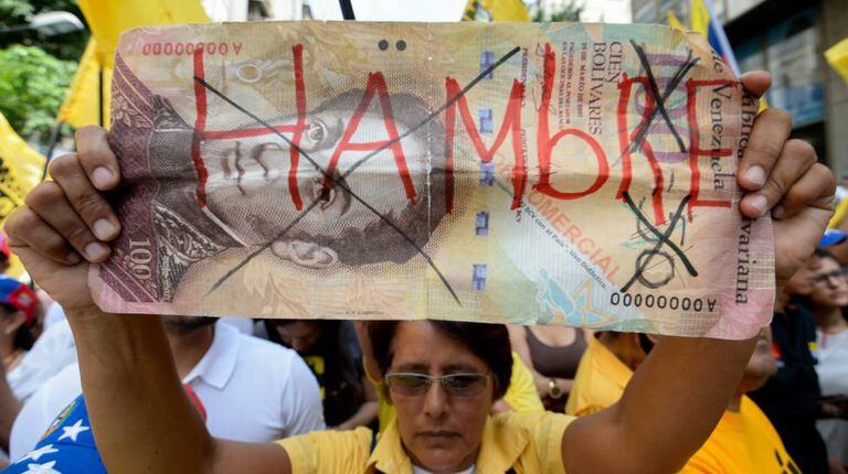 Opositores venezuelanos se queixam do desabastecimento em uma marcha em Caracas