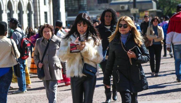 Paulistanos saem com suas roupas de inverno.