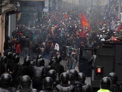 Manifestantes e policiais, durante o protesto em Quito.