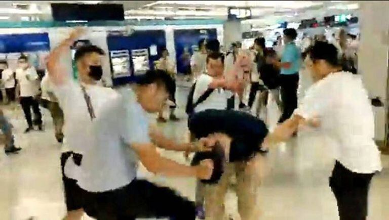 Captura de um vídeo no qual vários homens espancam manifestante em estação de metro.