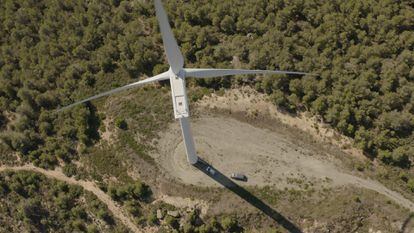 Vista aérea de uma turbina eólica na localidade de Matarraña, Espanha. 