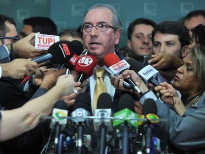 Cunha anuncia decisão de acatar pedido de impeachment.