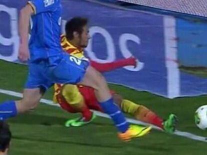 Momento em que Neymar se lesiona.