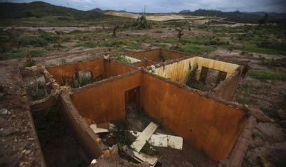 O vilarejo de Bento Rodrigues foi devastado pelo tsunami de lama ap&oacute;s o rompimento da barragem da Samarco. 