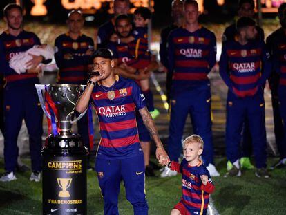 Neymar, com seu filho, durante a comemoração do Barcelona no Camp Nou, no final da temporada 2015-16.