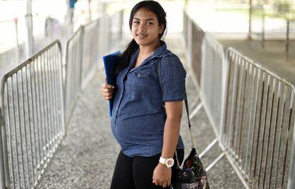 A venezuelana Andrea Rodriguez, de 20 anos, atravessa a fronteira brasileira para fazer o pré-natal.