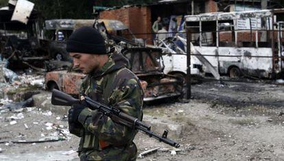 Um rebelde pró-russo nesta terça-feira em Donetsk.