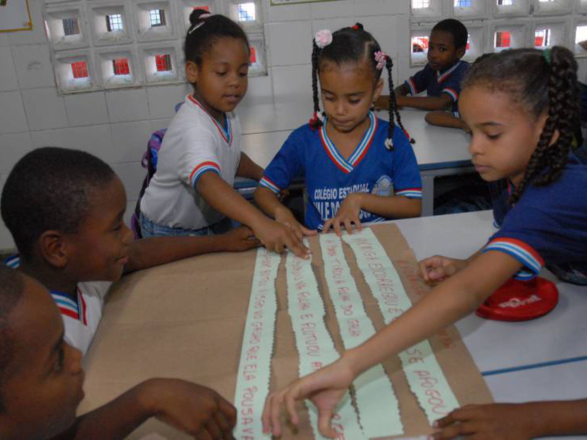 Com obra emperrada, alunos estudam em escola onde há preocupação