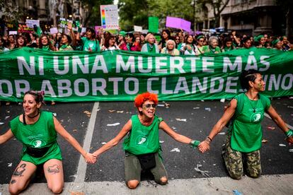 Mulheres em frente ao Congresso argentino acompanham votação.