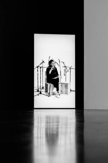 Imagem de 'Illusions', instalação audiovisual de Grada Kilomba na Pinacoteca de São Paulo.