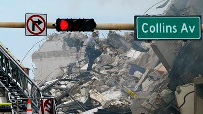 Equipe de resgate remove destroços do prédio de apartamentos destruído em Miami em busca de sobreviventes.